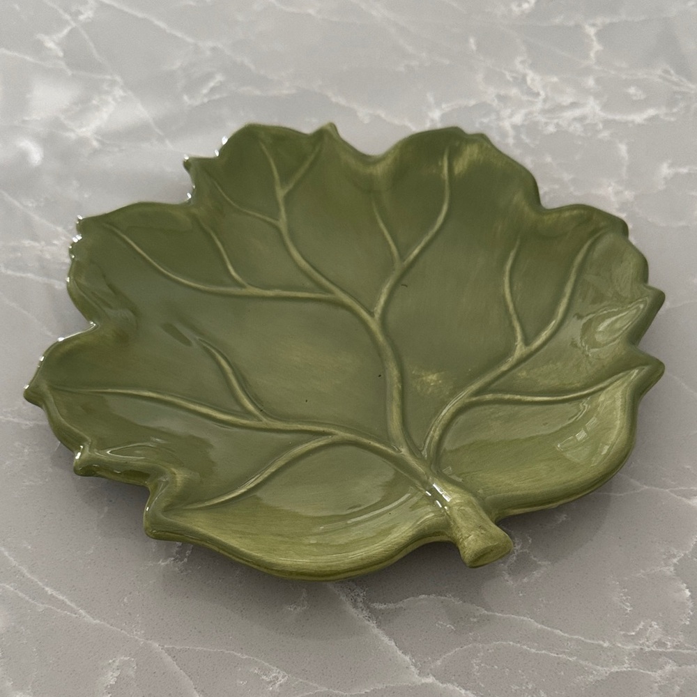Green Leaf-Shaped Ceramic Plate